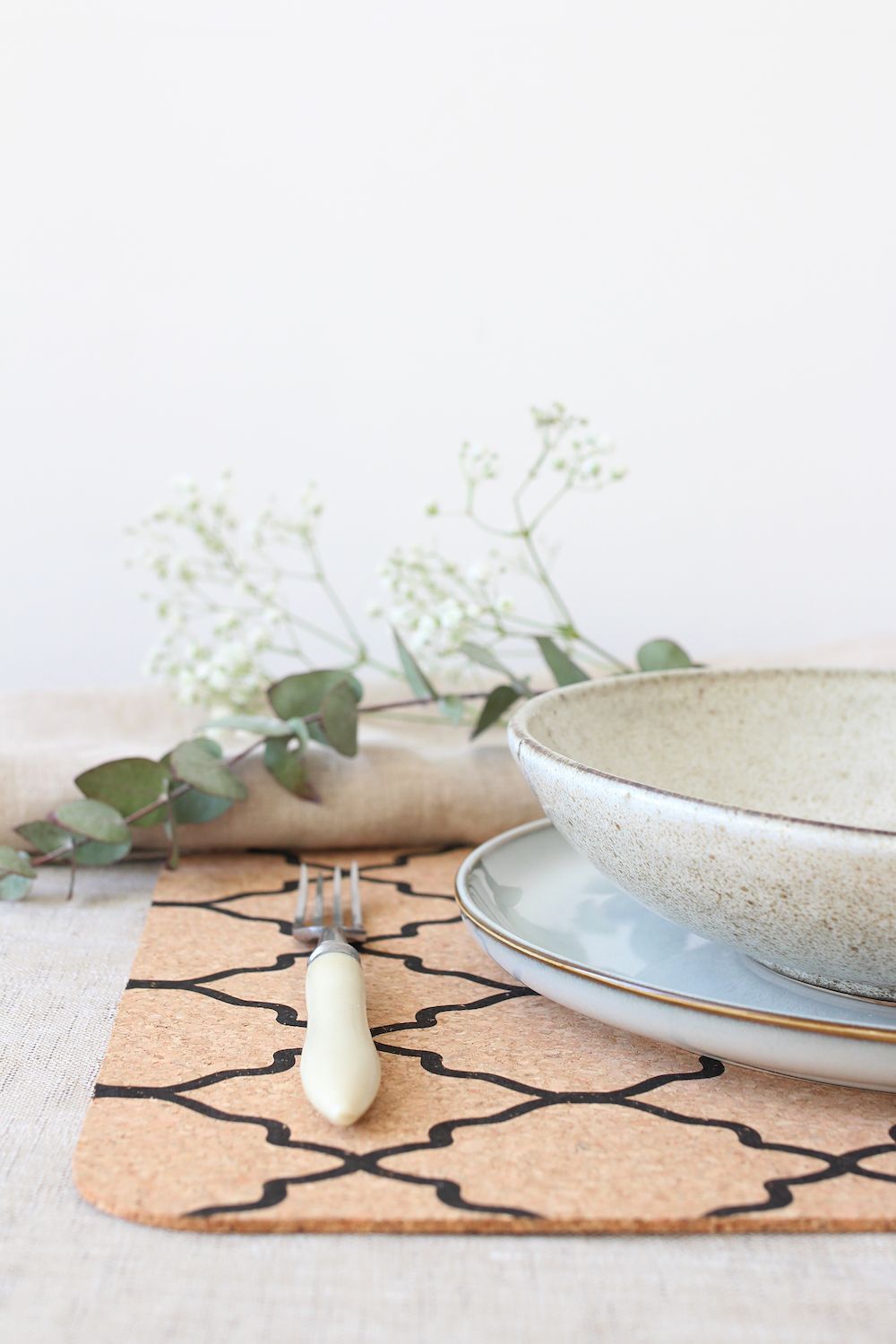 Stačiakampiai padėkliukai lėkštėms iš kamštienos su juodu raštu 4vnt.