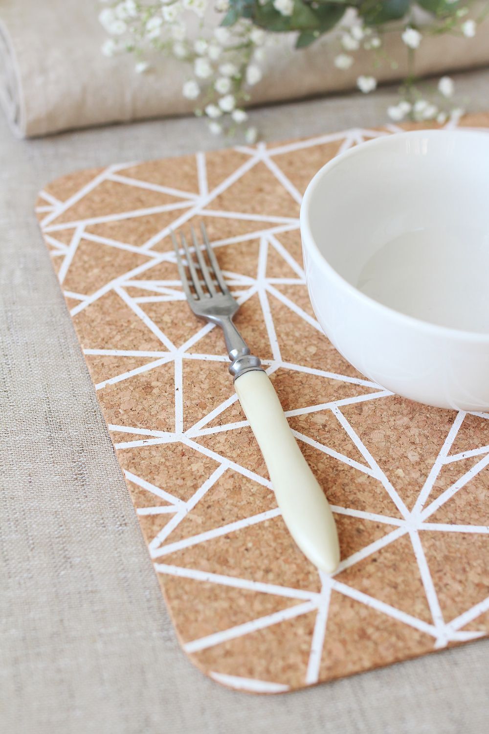 Stačiakampiai padėkliukai lėkštėms iš kamštienos su baltu raštu 4vnt.