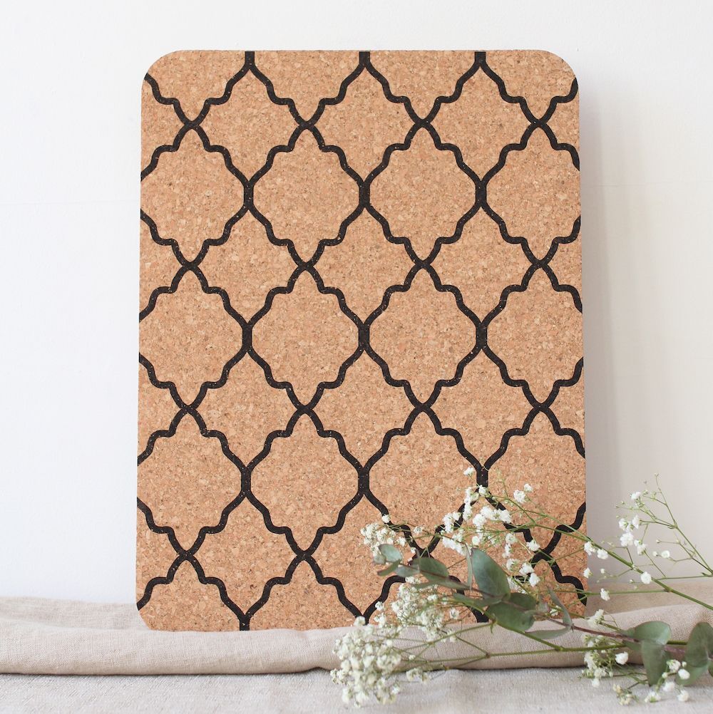 Stačiakampiai padėkliukai lėkštėms iš kamštienos su juodu raštu 4vnt.